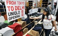 オープンしたユニクロのインド1号店で買い物をする女性（4日、ニューデリー）=石井理恵撮影