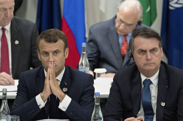 アマゾン火災をめぐり感情的な舌戦を交わしたマクロン仏大統領(左)とボルソナロ・ブラジル大統領(6月の大阪でのG20サミットでは並んで席についた両首脳)=AP アマゾン火災をめぐり感情的な舌戦を交わしたマクロン仏大統領(左)とボルソナロ・ブラジル大統領(6月の大阪でのG20サミットでは並んで席についた両首脳)=AP