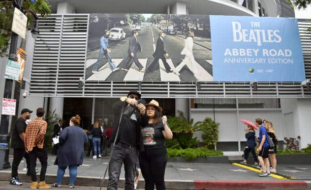 キャピトル・レコーズ本社前で写真を撮るファン(9月26日、米ロサンゼルス)=共同 キャピトル・レコーズ本社前で写真を撮るファン(9月26日、米ロサンゼルス)=共同