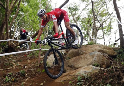 自転車mtb 男子は山本が35位 五輪テスト大会 写真 共同 日本経済新聞