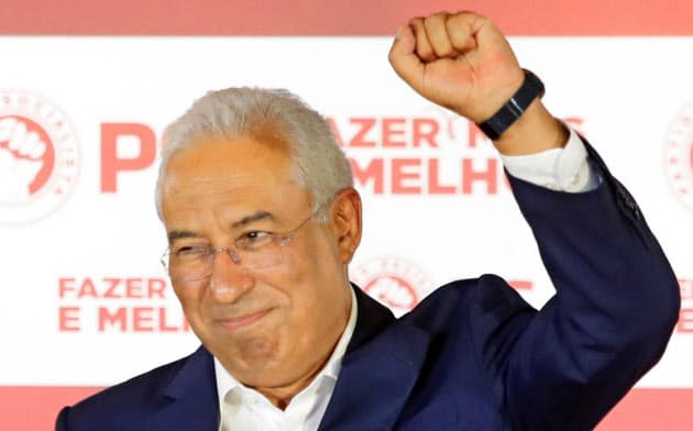 総選挙の結果を受け支持者に応えるポルトガルのコスタ首相(7日、リスボン)=AP 総選挙の結果を受け支持者に応えるポルトガルのコスタ首相(7日、リスボン)=AP