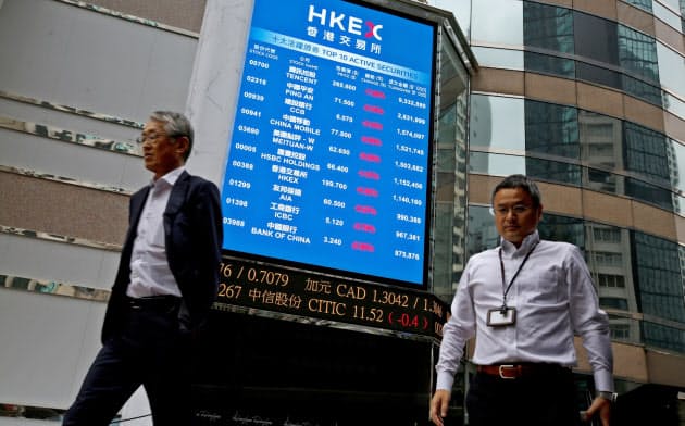 LSEの買収提案をしているHKEXの建物すぐ前の電光掲示板=ロイター LSEの買収提案をしているHKEXの建物すぐ前の電光掲示板=ロイター