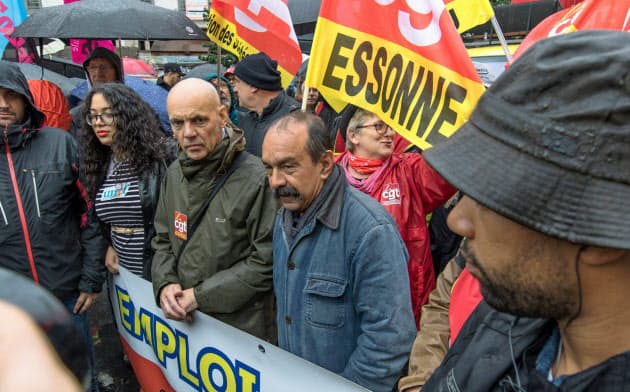 マクロン大統領が主導する年金改革に反対するデモに参加するフランス労働総同盟の幹部ら=AP マクロン大統領が主導する年金改革に反対するデモに参加するフランス労働総同盟の幹部ら=AP