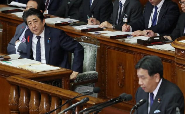 安倍首相と立憲民主党の枝野代表は7日の衆院本会議で「表現の自由」などを巡り議論を交わした