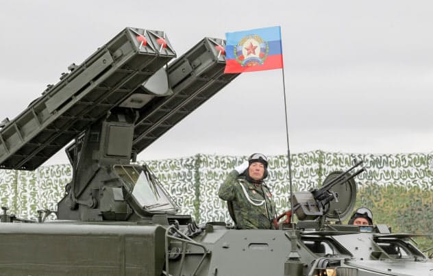 ウクライナ東部の2地域では親ロシア派武装勢力による占領が続く(6日、ルハンスクで親ロ派が披露した兵器)=ロイター ウクライナ東部の2地域では親ロシア派武装勢力による占領が続く(6日、ルハンスクで親ロ派が披露した兵器)=ロイター