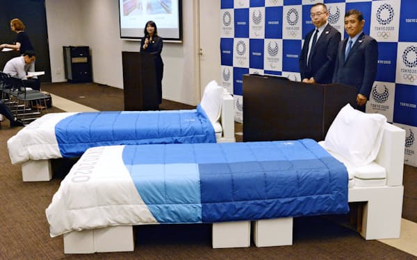 　東京五輪・パラリンピック組織委と寝具メーカー「エアウィーヴ」が披露した、選手村で使用する寝具一式=共同