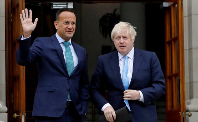アイルランドのバラッカー首相(左)とジョンソン英首相。各国の責任のなすり合いが、合意なき離脱のリスクを高めている=ロイター アイルランドのバラッカー首相(左)とジョンソン英首相。各国の責任のなすり合いが、合意なき離脱のリスクを高めている=ロイター