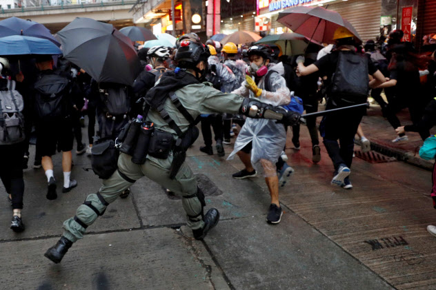 香港では警察とデモ隊の衝突が頻発している=ロイター 香港では警察とデモ隊の衝突が頻発している=ロイター
