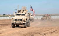 シリアからの米軍撤収で混乱拡大も（9月、トルコ軍とシリア北東部をパトロールする米軍車両）=ロイター