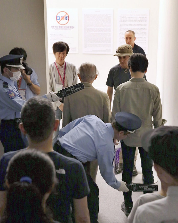 2カ月ぶりに不自由展 問題と思わず 会場前で抗議も 日本経済新聞 2カ月ぶりに不自由展 問題と思わず 会場前で抗議も 日本経済新聞