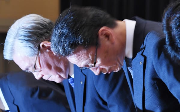 記者会見で頭を下げる関西電力の岩根社長(右)と八木会長（2日、大阪市福島区）