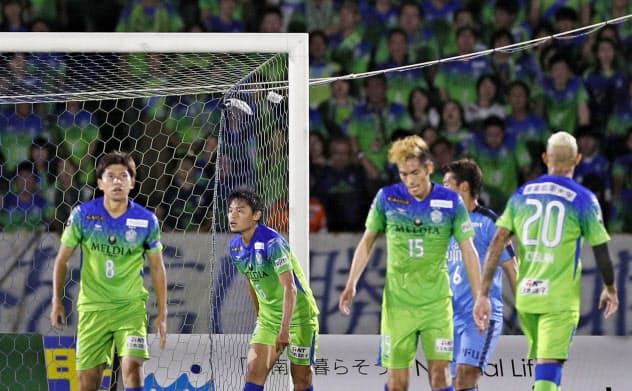 2018年にはYBCルヴァン杯に初優勝したものの、パワハラ問題発覚後の湘南はさえない試合が続く=共同 2018年にはYBCルヴァン杯に初優勝したものの、パワハラ問題発覚後の湘南はさえない試合が続く=共同