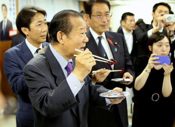 食べて知ろうクジラ文化 写真でみる永田町 日本経済新聞