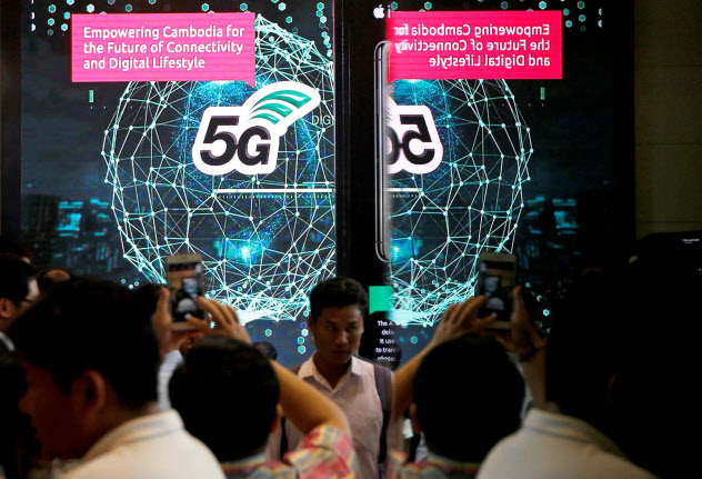 カンボジアでは最大手のスマート・アシアタが年内の「5G」の商用サービス開始をめざしている(7月、プノンペン)=ロイター カンボジアでは最大手のスマート・アシアタが年内の「5G」の商用サービス開始をめざしている(7月、プノンペン)=ロイター