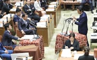衆院予算委で国民・玉木代表(左)の質問に答える安倍首相（10日）