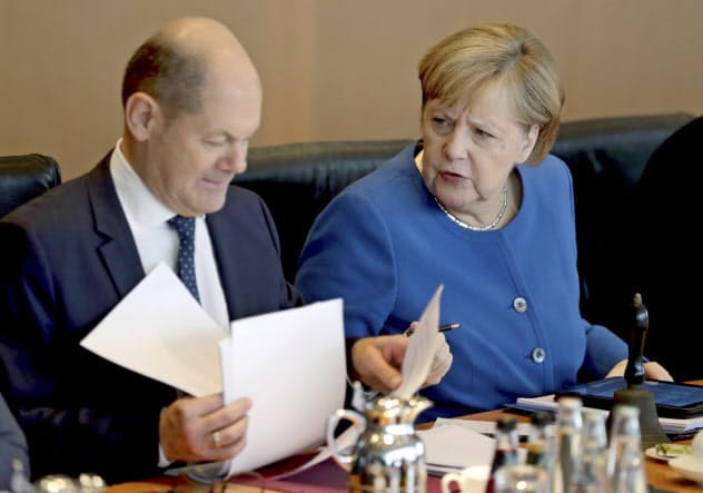 メルケル首相(右)とショルツ財務相(2日、ベルリンでの閣議)=AP メルケル首相(右)とショルツ財務相(2日、ベルリンでの閣議)=AP