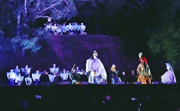 津堂城山古墳で上演された新作能「水の輪」(大阪府藤井寺市)