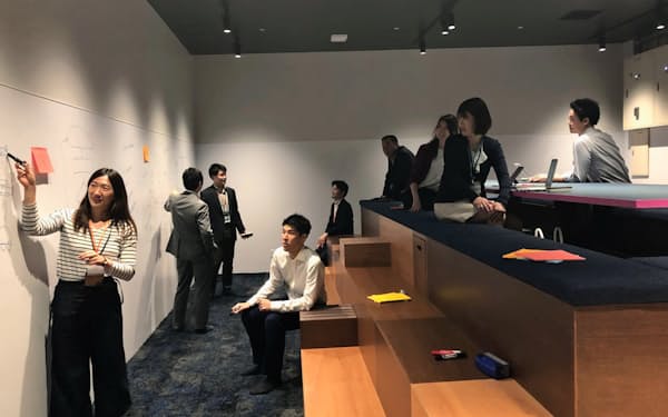 住商は東京本社内に「未来ラボ」と呼ぶ協働スペースも開設し、スタートアップなど外部のデジタル人材との連携も強める。