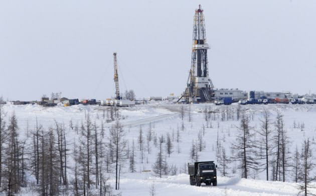 ロシアの資源開発プロジェクトへの参画には民間企業も関心を示す(ロシア北部のスズンスコエ油田)=ロイター ロシアの資源開発プロジェクトへの参画には民間企業も関心を示す(ロシア北部のスズンスコエ油田)=ロイター