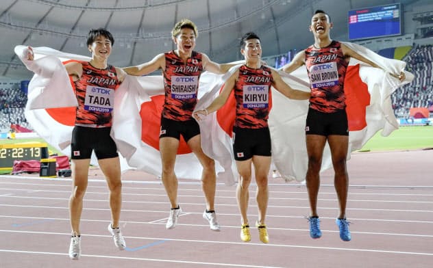 男子400メートルリレーで日本は2大会連続の銅。今回は狙いにいって取ったという点で前回大会より価値がある=共同 男子400メートルリレーで日本は2大会連続の銅。今回は狙いにいって取ったという点で前回大会より価値がある=共同