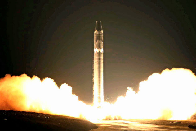 北朝鮮が2017年11月に発射したICBM「火星15」=コリアメディア提供・共同 北朝鮮が2017年11月に発射したICBM「火星15」=コリアメディア提供・共同