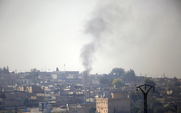 シリア北東部ラス・アルアインで、トルコ軍の砲撃の間に上がった煙(10日、トルコ側から撮影)=AP シリア北東部ラス・アルアインで、トルコ軍の砲撃の間に上がった煙(10日、トルコ側から撮影)=AP
