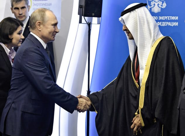 2日、モスクワを訪問したサウジアラビアのアブドルアジズ・エネルギー相と握手するプーチン大統領=AP 2日、モスクワを訪問したサウジアラビアのアブドルアジズ・エネルギー相と握手するプーチン大統領=AP