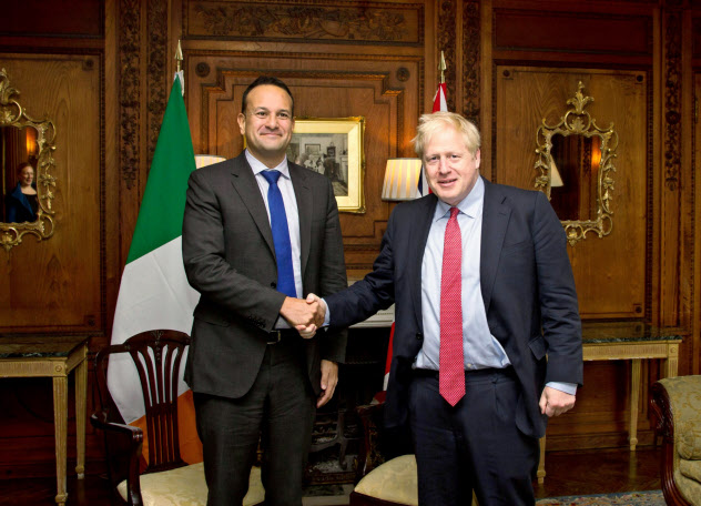 アイルランドのバラッカー首相(左)とジョンソン英首相は国境問題を集中的に議論した(10日、英中部ソーントン・ホウ)=ロイター アイルランドのバラッカー首相(左)とジョンソン英首相は国境問題を集中的に議論した(10日、英中部ソーントン・ホウ)=ロイター