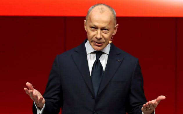 ボロレ・ルノーCEOは反発を強めている=ロイター ボロレ・ルノーCEOは反発を強めている=ロイター