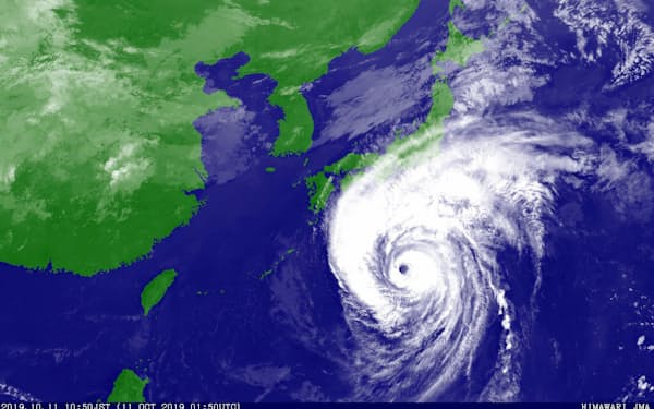 気象衛星が捉えた、11日10時50分の台風19号（気象庁提供）=共同