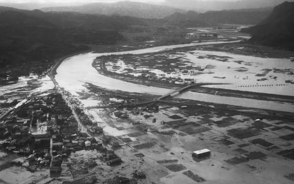 伊豆半島中部の狩野川が決壊し、冠水した住宅や田畑（1958年9月）=共同