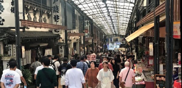 熱海駅前の商店街も若い世代が目立ってきた
