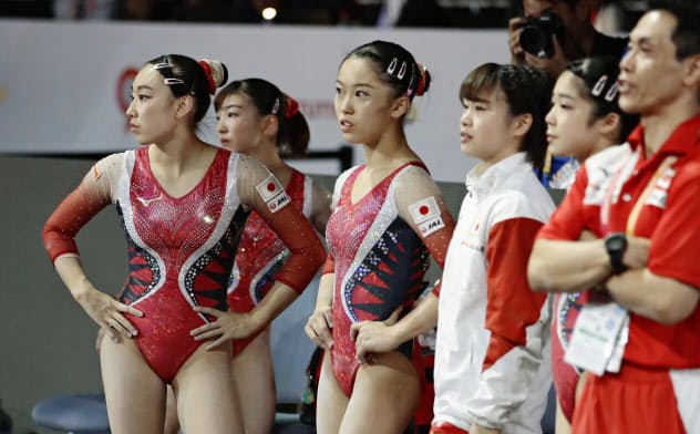 世界体操選手権で演技後の得点を確認する日本代表選手たち(シュツットガルト)=共同 世界体操選手権で演技後の得点を確認する日本代表選手たち(シュツットガルト)=共同