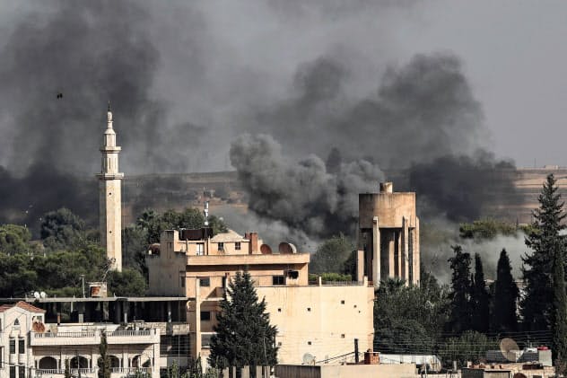 トルコの攻撃は大規模な戦闘に発展した(シリア北東部ラス・アルアイン)=共同 トルコの攻撃は大規模な戦闘に発展した(シリア北東部ラス・アルアイン)=共同