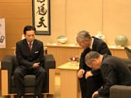 佐賀県の山口祥義知事(左)に謝罪する佐賀鉄工所の坂田潤一社長(右から2人目) 佐賀県の山口祥義知事(左)に謝罪する佐賀鉄工所の坂田潤一社長(右から2人目)