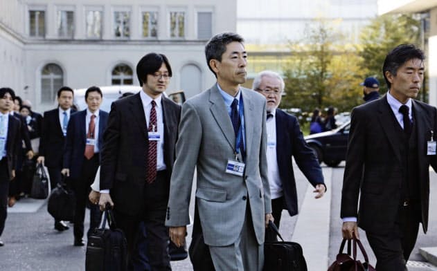 韓国との2国間協議のため、会場に向かう日本政府当局者(11日、ジュネーブのWTO本部)=共同 韓国との2国間協議のため、会場に向かう日本政府当局者(11日、ジュネーブのWTO本部)=共同