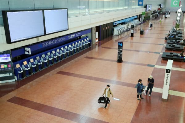 多くの便が欠航し、閑散とした羽田空港の出発ロビー(12日)