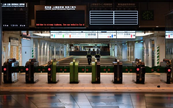 計画運休で閉鎖されたJR東京駅の改札(12日夜)