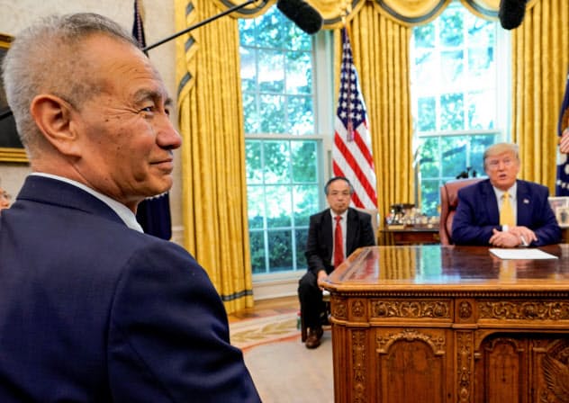 トランプ米大統領(右)は中国の劉鶴副首相と会談し、部分的な合意を決断した=ロイター トランプ米大統領(右)は中国の劉鶴副首相と会談し、部分的な合意を決断した=ロイター
