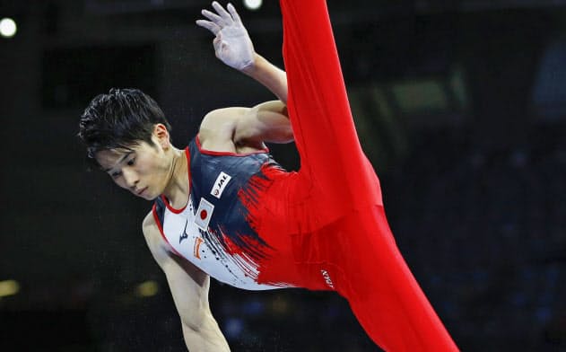 男子個人総合決勝、6位だった萱のあん馬(11日、シュツットガルト)=共同 男子個人総合決勝、6位だった萱のあん馬(11日、シュツットガルト)=共同