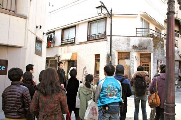 地域の良さを地元の人にも再発見してもらおうと、路地裏巡りなど体験型交流ツアーを始めた