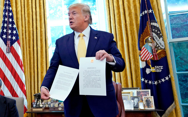11日、ホワイトハウスで習近平中国国家主席からの手紙を披露するトランプ米大統領=ロイター 11日、ホワイトハウスで習近平中国国家主席からの手紙を披露するトランプ米大統領=ロイター