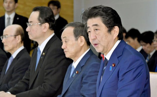 台風19号の関係閣僚会議であいさつする安倍首相(13日午前9時22分、首相官邸)=共同 台風19号の関係閣僚会議であいさつする安倍首相(13日午前9時22分、首相官邸)=共同