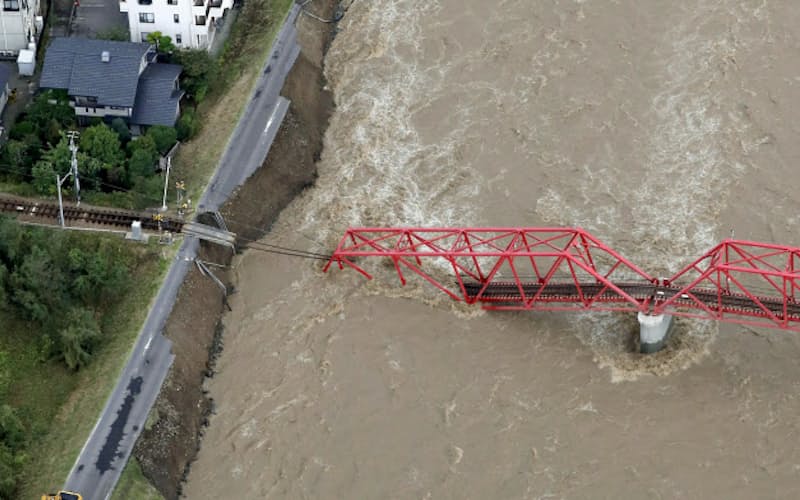 台風19号で崩落した、千曲川に架かる上田電鉄別所線の橋(13日午前、長野県上田市=共同 台風19号で崩落した、千曲川に架かる上田電鉄別所線の橋(13日午前、長野県上田市=共同