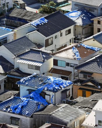 台風19号の暴風雨で剥がれ落ちた屋根のブルーシート(13日午前、千葉県鋸南町)=共同