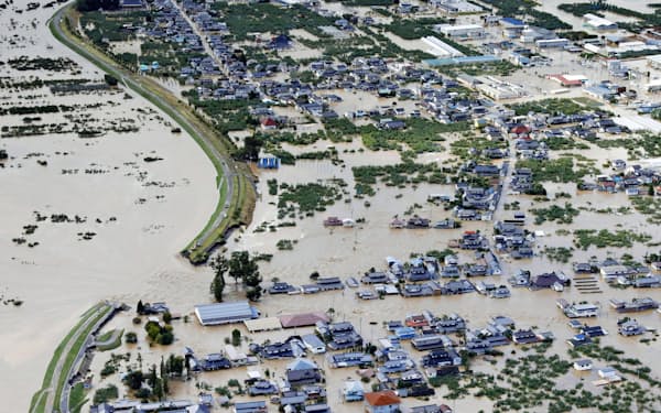 千曲川（左）の決壊により浸水した長野市穂保（13日午前）=共同