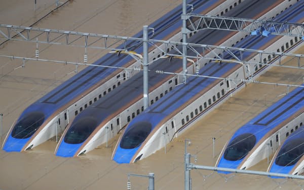 浸水した車両基地に並ぶ新幹線の車両（13日、長野市）=小高顕撮影