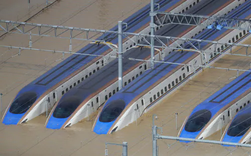 浸水した車両基地に並ぶ新幹線の車両(13日、長野市)=小高顕撮影
