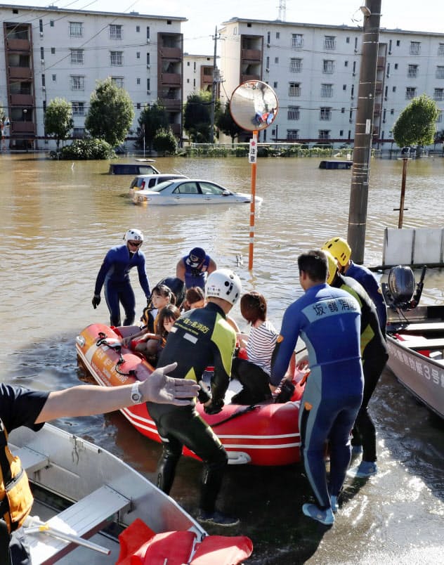 台風19号の大雨で浸水した埼玉県坂戸市の住宅街で行われる救助活動=13日午後2時15分(共同) 台風19号の大雨で浸水した埼玉県坂戸市の住宅街で行われる救助活動=13日午後2時15分(共同)