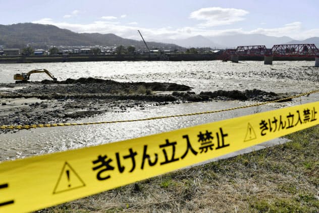 氾濫で立ち入りが禁止された千曲川の河川敷(13日、長野県上田市) 氾濫で立ち入りが禁止された千曲川の河川敷(13日、長野県上田市)